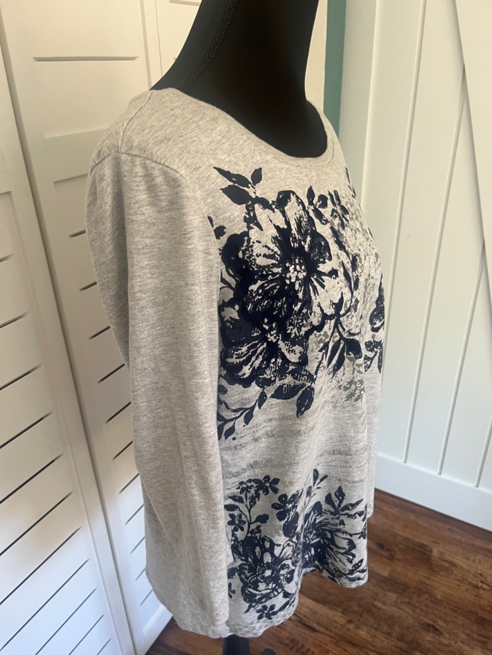 Chico's Zenergy Gray Tunic Tee Navy Floral Print P1 - Picture 4 of 15